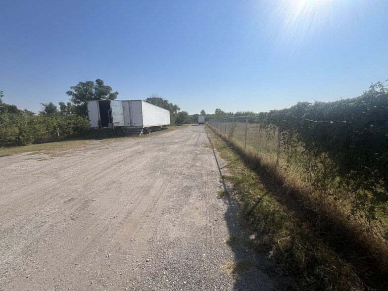 5326 Winneway Dr, San Antonio, TX for lease - Building Photo - Image 3 of 4