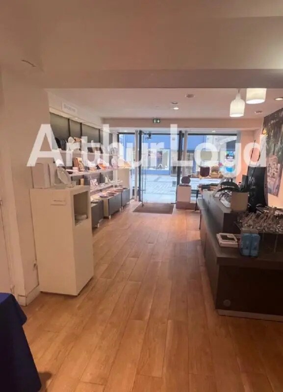 Retail in Caen for lease Interior Photo- Image 1 of 5