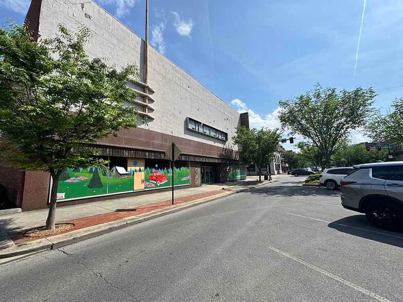 301 Broad St, Kingsport, TN for sale - Building Photo - Image 3 of 11