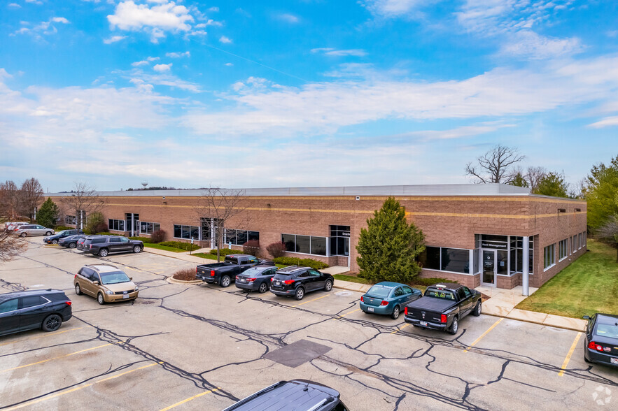 10520 N Baehr Rd, Mequon, WI for sale - Primary Photo - Image 1 of 1