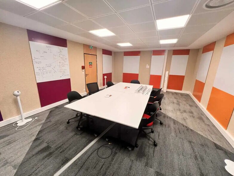 Office in Lieusaint for lease - Interior Photo - Image 1 of 9