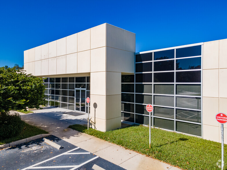 599 Lake Kathy Dr, Brandon, FL for lease - Building Photo - Image 3 of 34