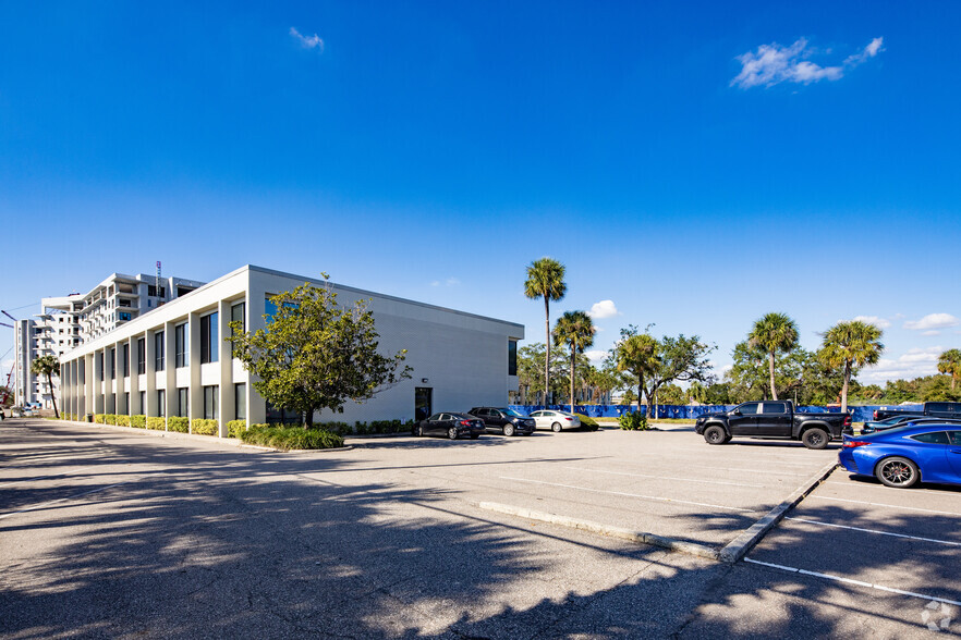 5440 Mariner St, Tampa, FL for lease - Building Photo - Image 3 of 9