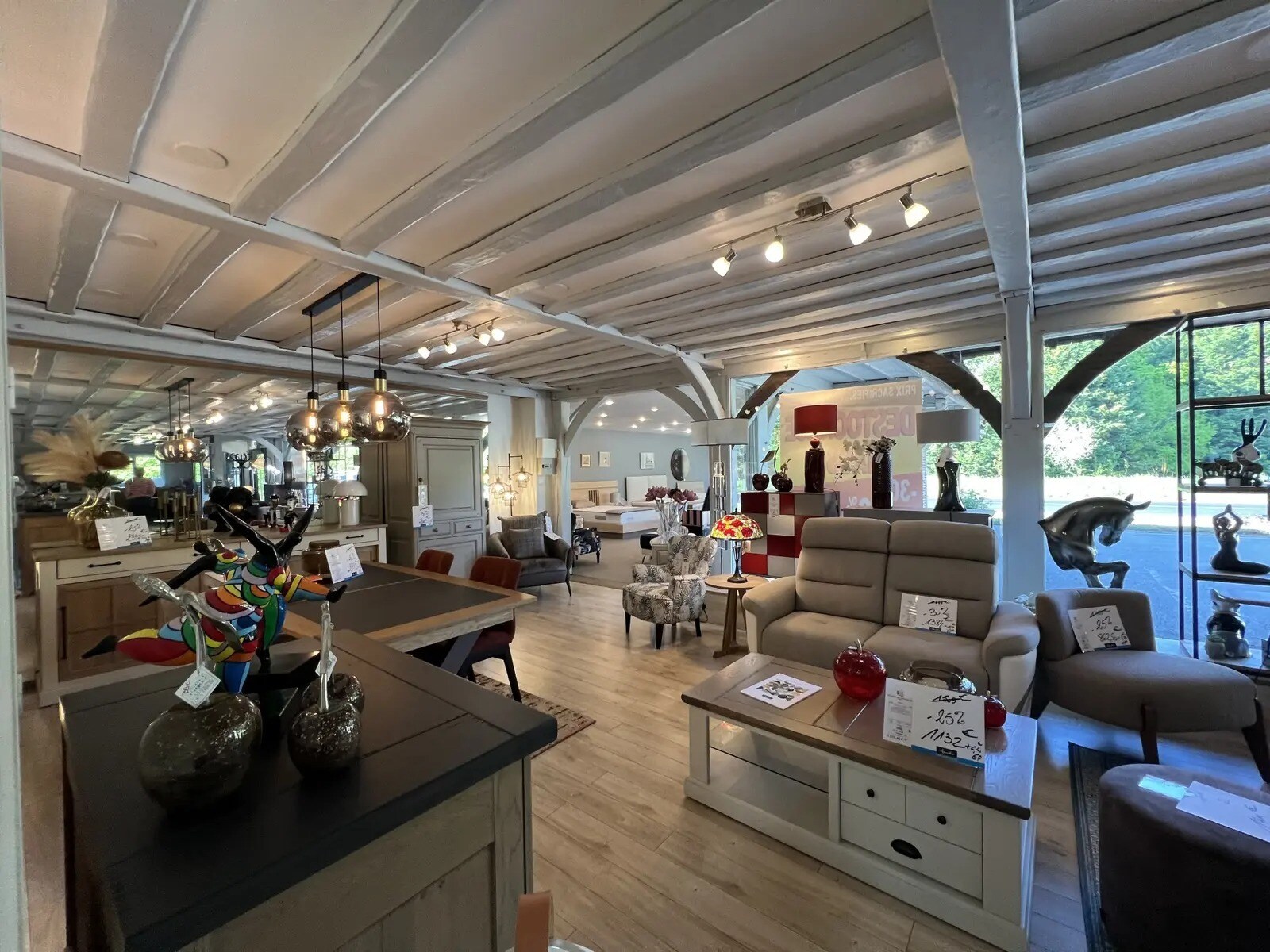 Retail in Cuigy-en-Bray for lease Interior Photo- Image 1 of 3