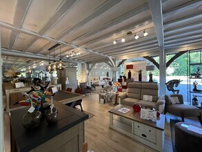 Retail in Cuigy-en-Bray for lease Interior Photo- Image 1 of 3