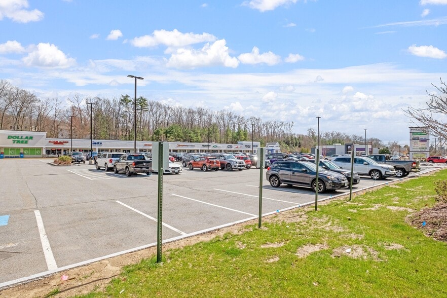 535-555 Hooksett Rd, Manchester, NH for lease - Building Photo - Image 3 of 7