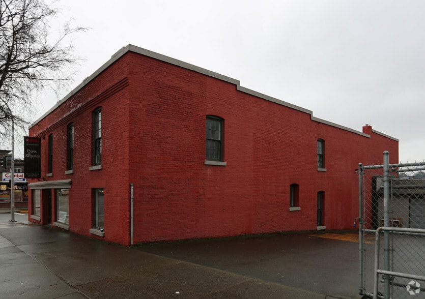 2122 Douglas St, Victoria, BC for lease - Building Photo - Image 2 of 4