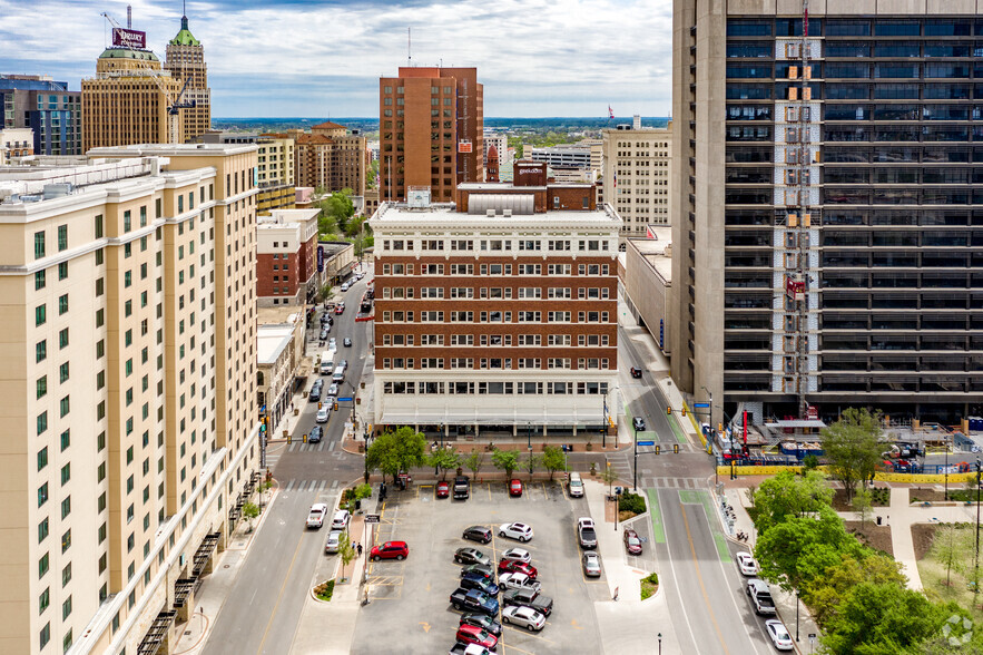 110 E Houston St, San Antonio, TX for lease - Aerial - Image 3 of 7