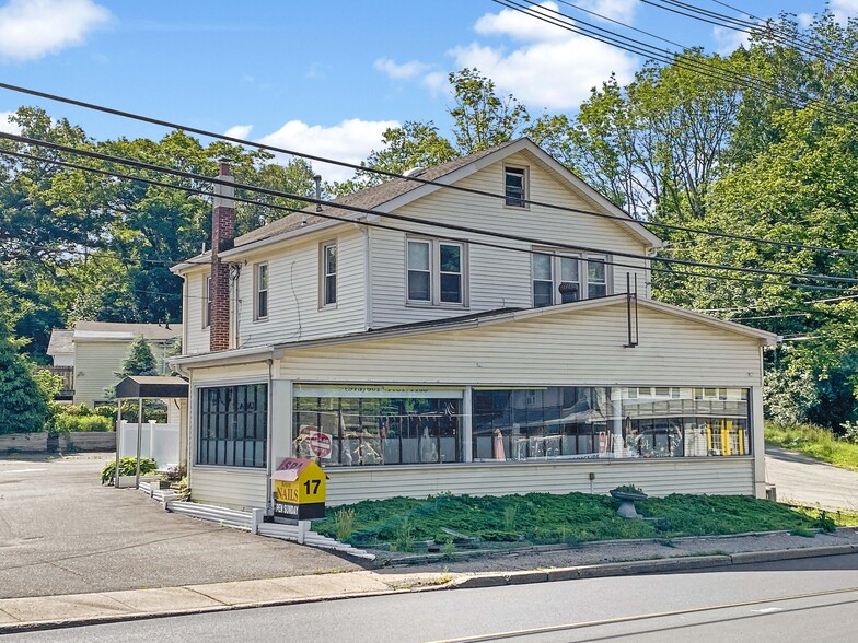 17 Lakeside Blvd, Hopatcong, NJ for sale - Primary Photo - Image 1 of 15