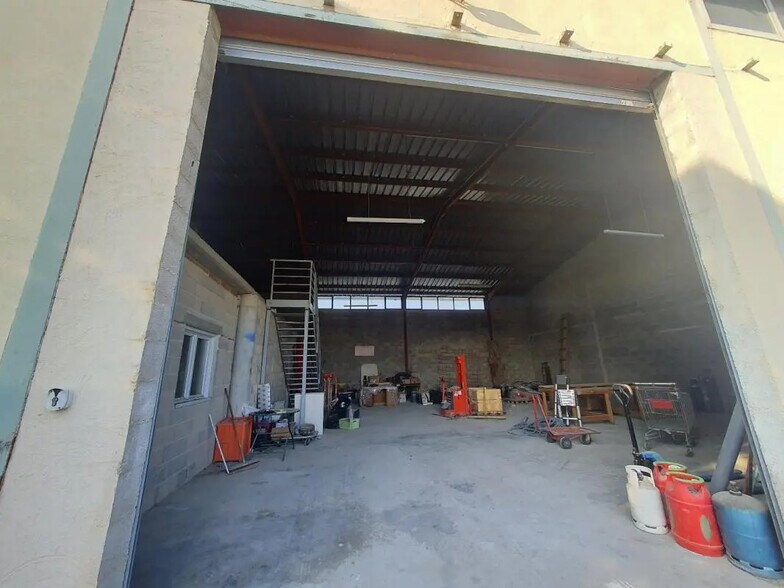 Flex in Vendargues for lease - Interior Photo - Image 2 of 4