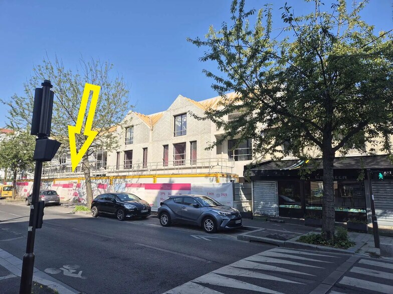 Retail in Orly for lease - Building Photo - Image 1 of 3