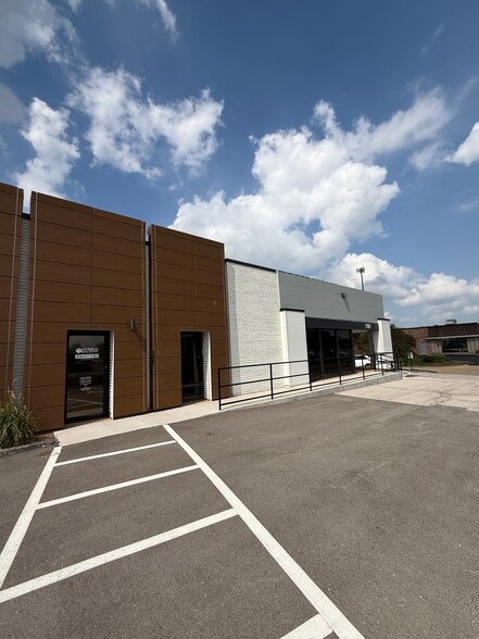 11861-11865 Westline Industrial Dr, Saint Louis, MO for lease - Building Photo - Image 2 of 5