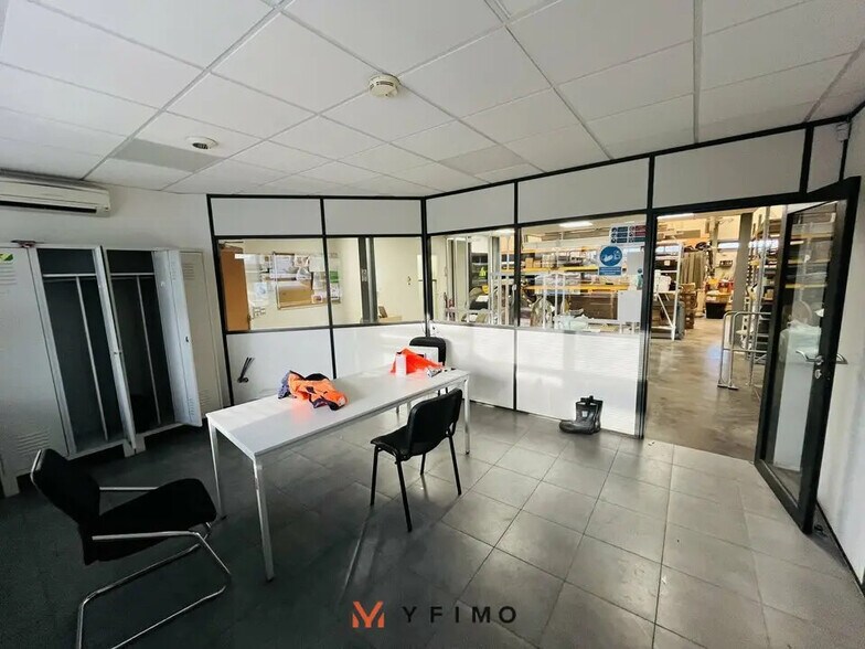 Flex in Poissy for lease - Interior Photo - Image 3 of 6
