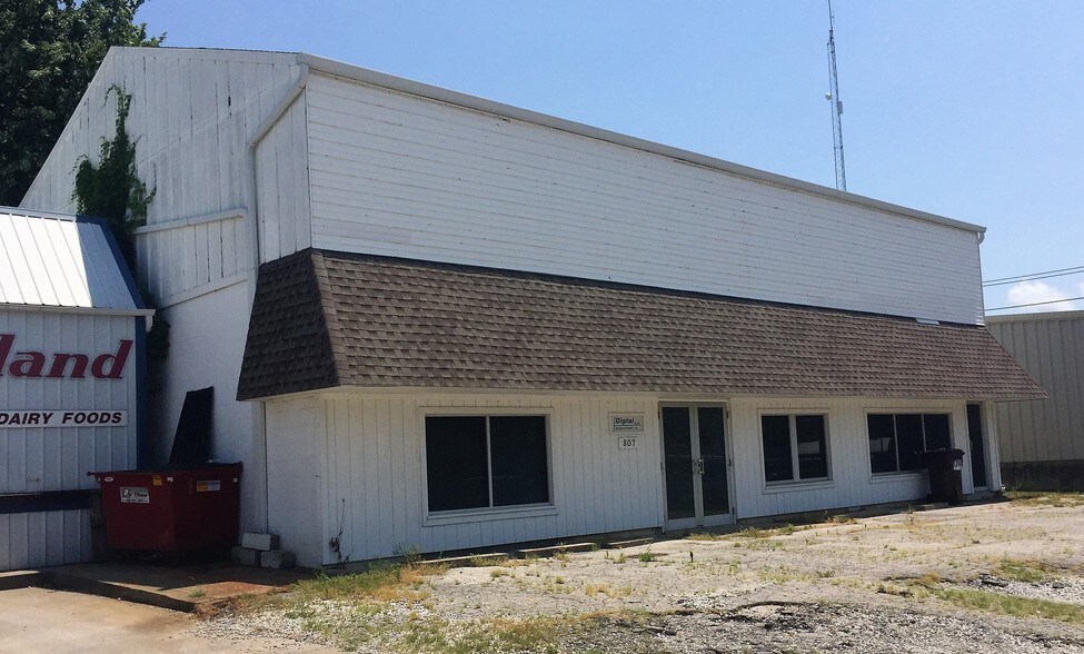 807 S Commercial St, Harrisonville, MO 64701