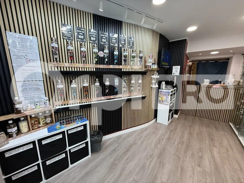 Retail in Le Havre for lease - Interior Photo - Image 2 of 9