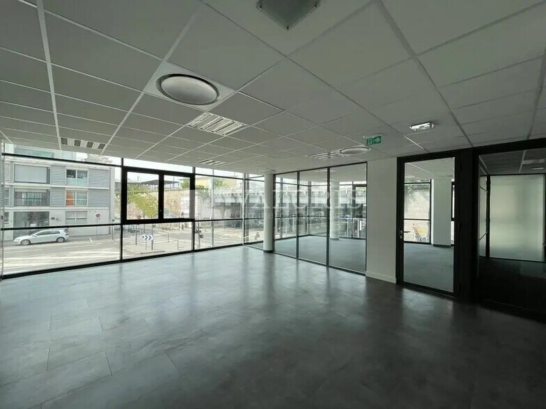 Office in Lyon for lease - Interior Photo - Image 2 of 13