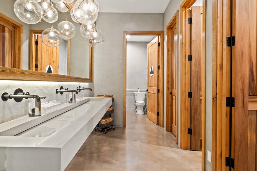 7207 Melrose Ave, Los Angeles, CA for lease - Building Photo - Image 1 of 17