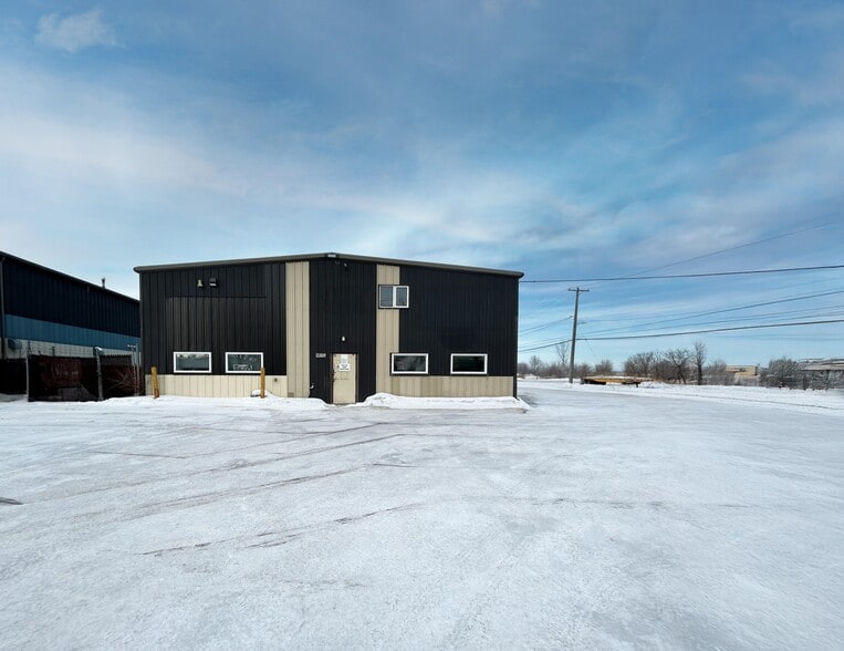 2309 Logan Av, Winnipeg, MB for sale - Building Photo - Image 1 of 4