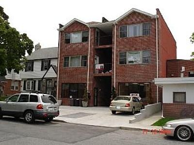 16608 24th Rd, Whitestone, NY for sale - Primary Photo - Image 1 of 1