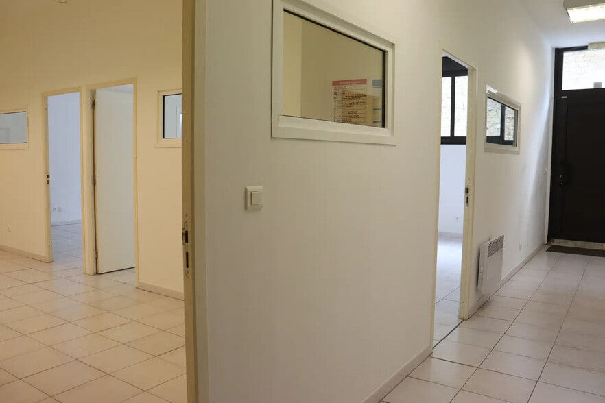 Office in Salon-de-Provence for sale - Interior Photo - Image 1 of 6