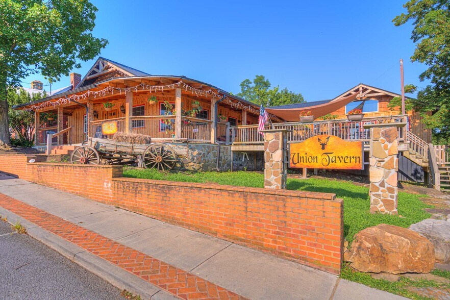 285 S Main St, Union, WV for sale - Building Photo - Image 1 of 1