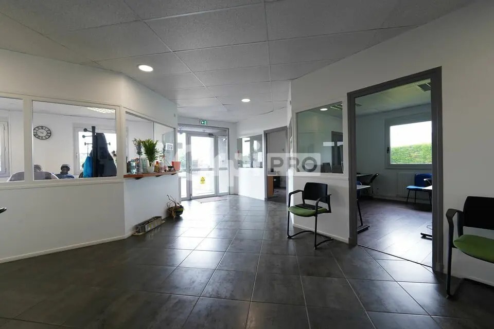 Office in Rillieux-la-Pape for lease Interior Photo- Image 1 of 13