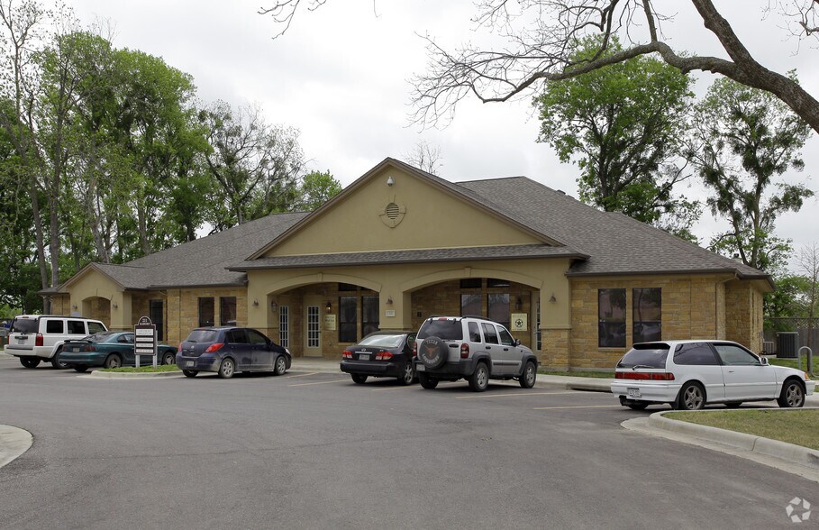 211 Elmhurst Dr, Kyle, TX for sale - Primary Photo - Image 1 of 1