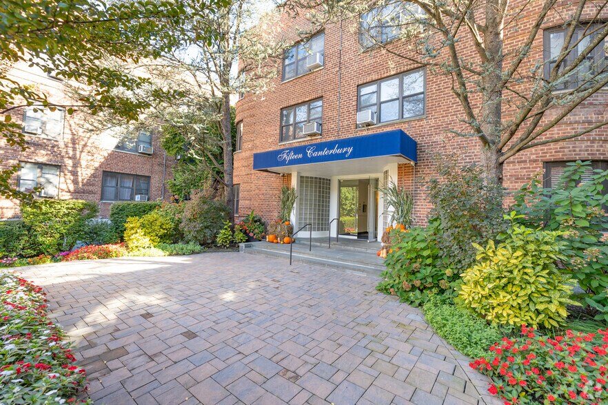 15 Canterbury Rd, Great Neck, NY for sale - Building Photo - Image 1 of 1