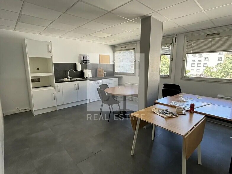 Office in Lyon for lease - Interior Photo - Image 2 of 10