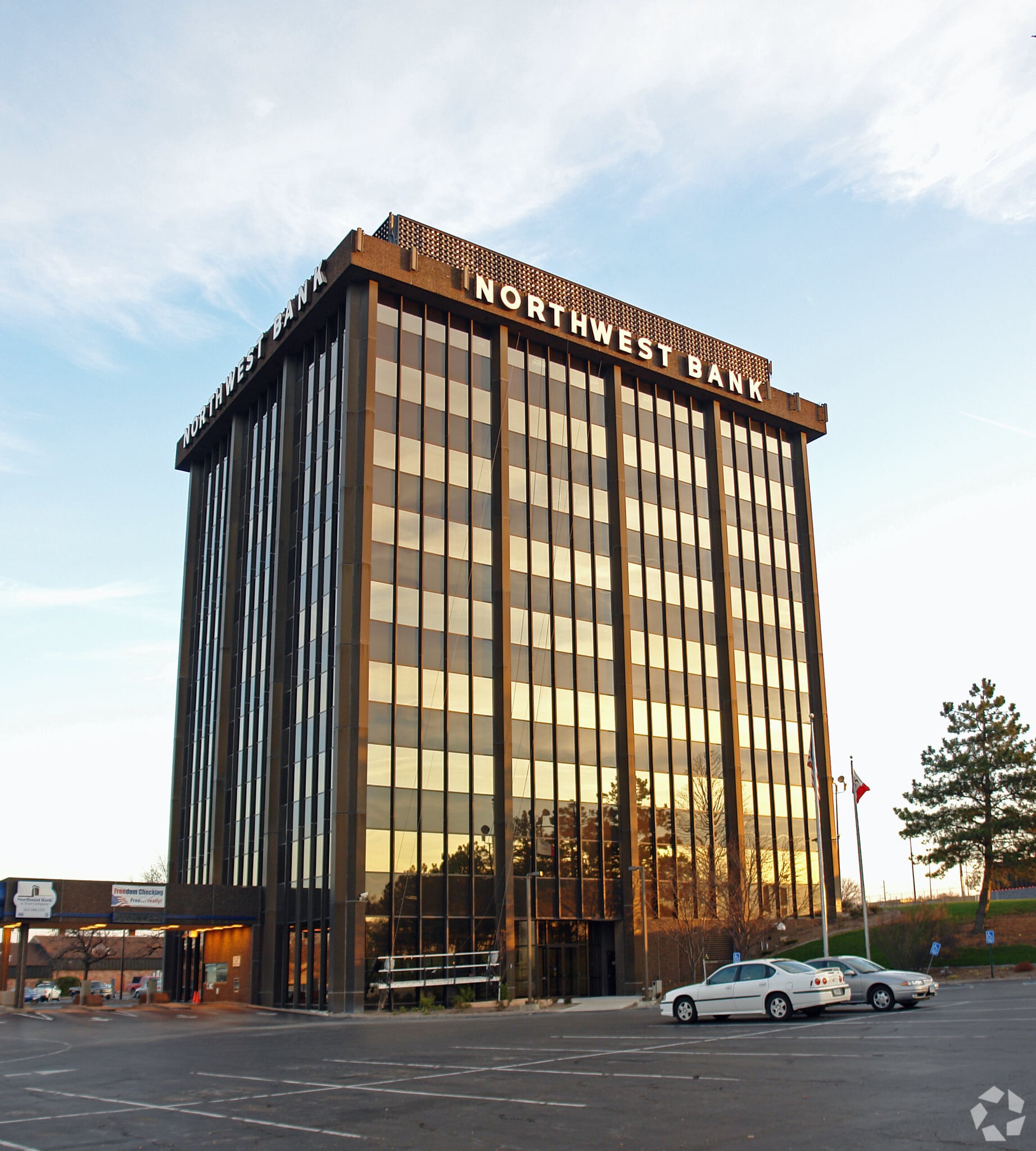 100 E Kimberly Rd, Davenport, IA for sale Primary Photo- Image 1 of 11