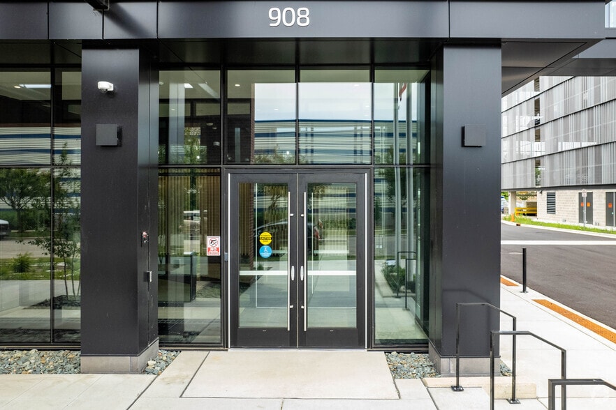 908 E Main St, Madison, WI for lease - Building Photo - Image 3 of 5