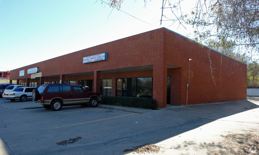 615 Small Hill Dr, Grand Prairie, TX for lease - Building Photo - Image 2 of 3