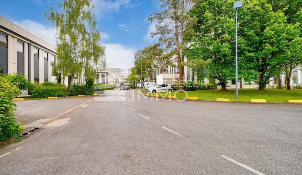 Flex in Lognes for lease - Building Photo - Image 1 of 4