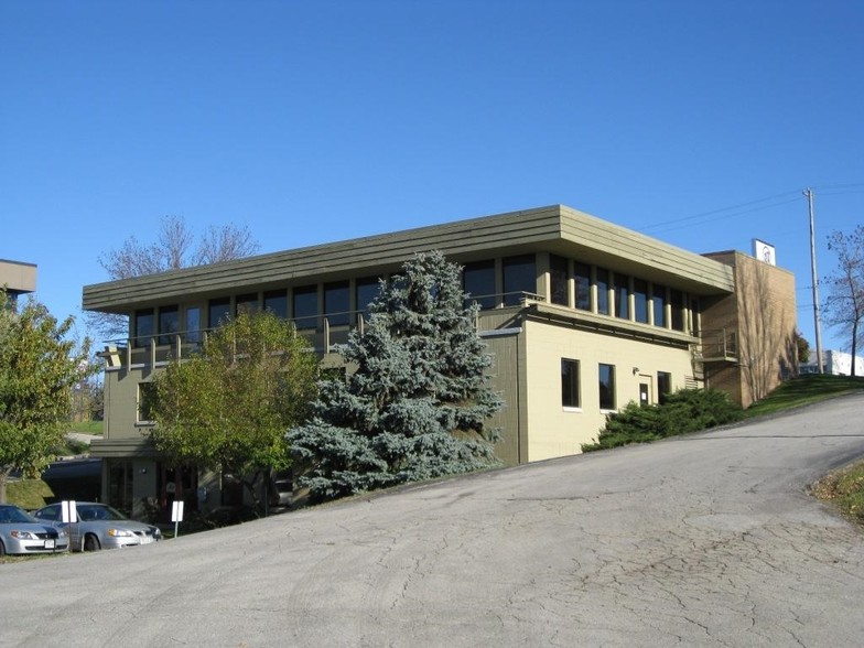 2050 Riverside Dr, Green Bay, WI for lease - Building Photo - Image 2 of 9