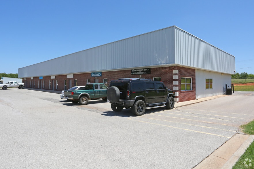 2350 S Midwest Blvd, Oklahoma City, OK for lease - Primary Photo - Image 2 of 15