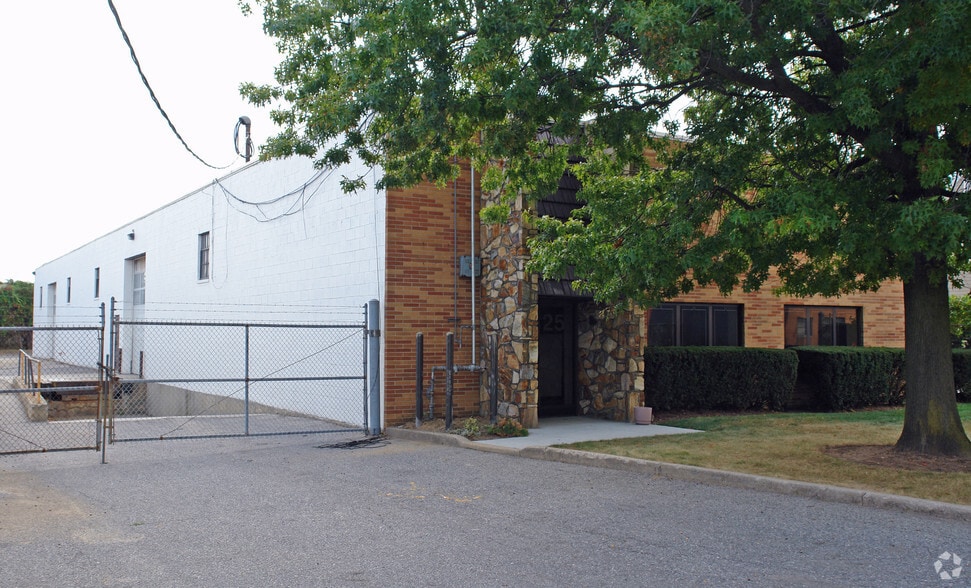 25 Seabro Ave, Amityville, NY for lease - Building Photo - Image 2 of 5