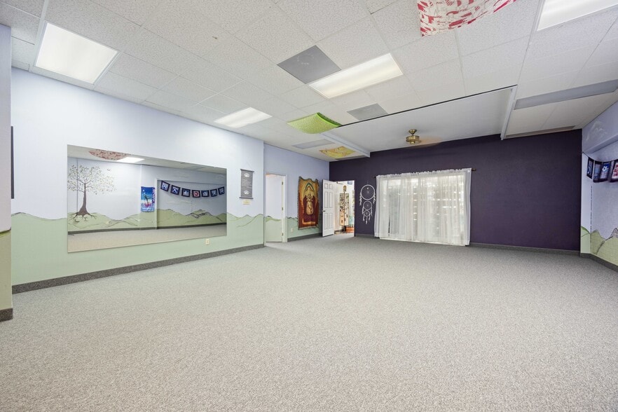 213 E Woodin Ave, Chelan, WA for sale - Interior Photo - Image 3 of 5