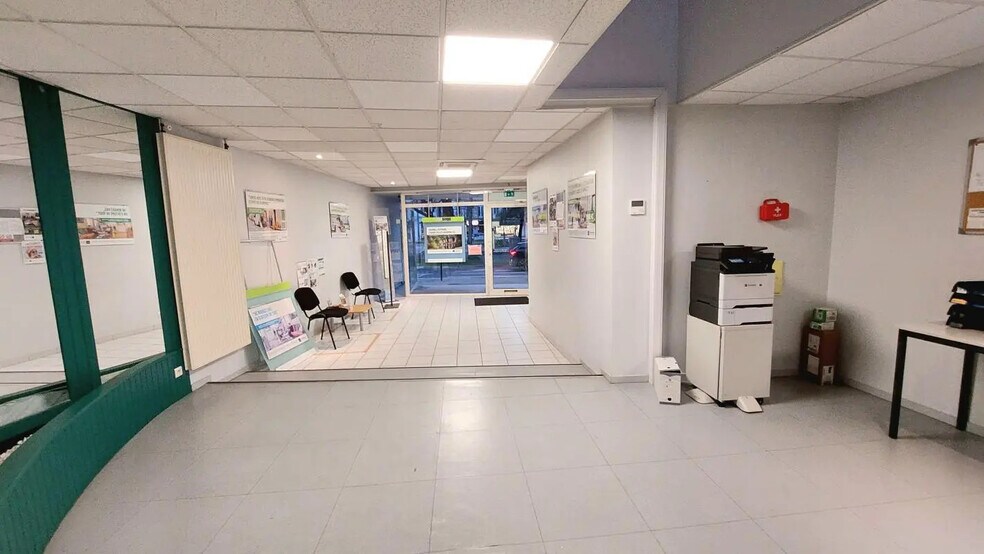 Retail in Antran for lease - Interior Photo - Image 2 of 7