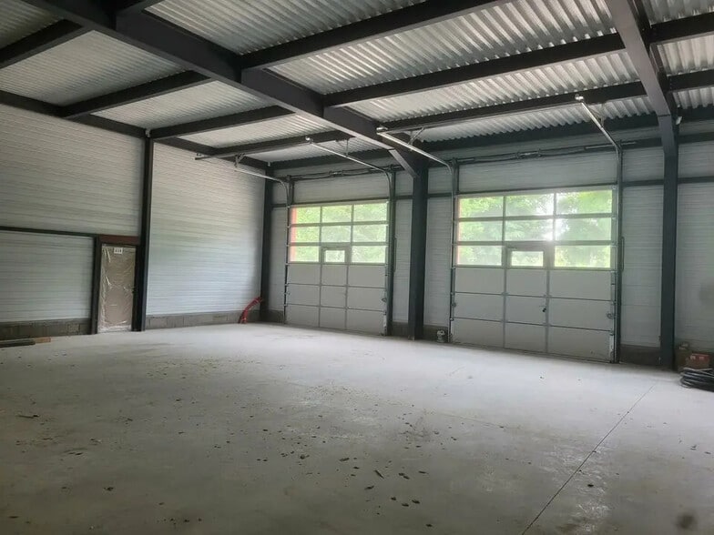 Industrial in Guéreins for sale - Interior Photo - Image 1 of 2
