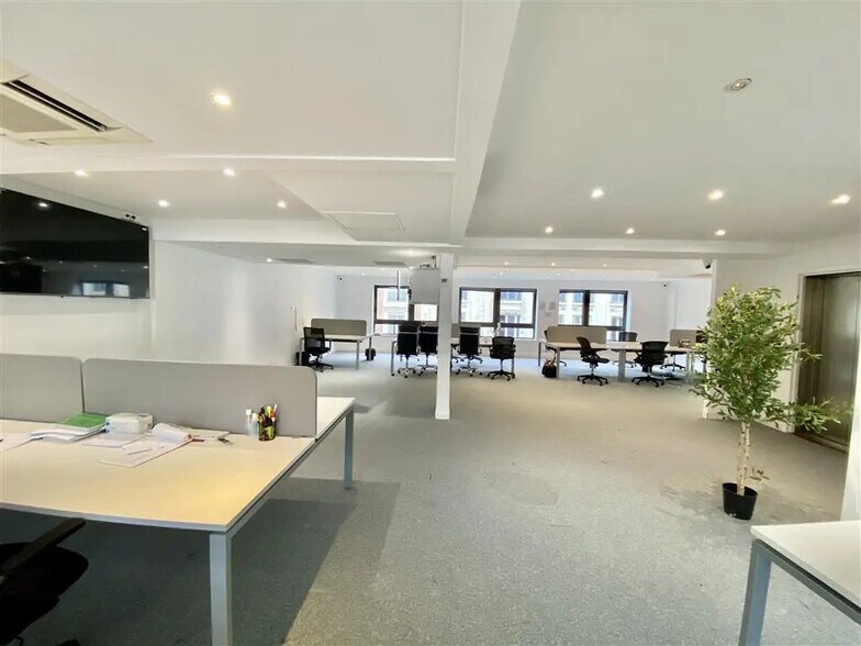 Office in Neuilly-sur-Seine for lease - Building Photo - Image 1 of 7
