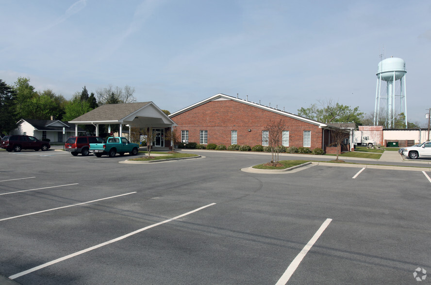 153 E Mclean St, Saint Pauls, NC for lease - Building Photo - Image 1 of 2