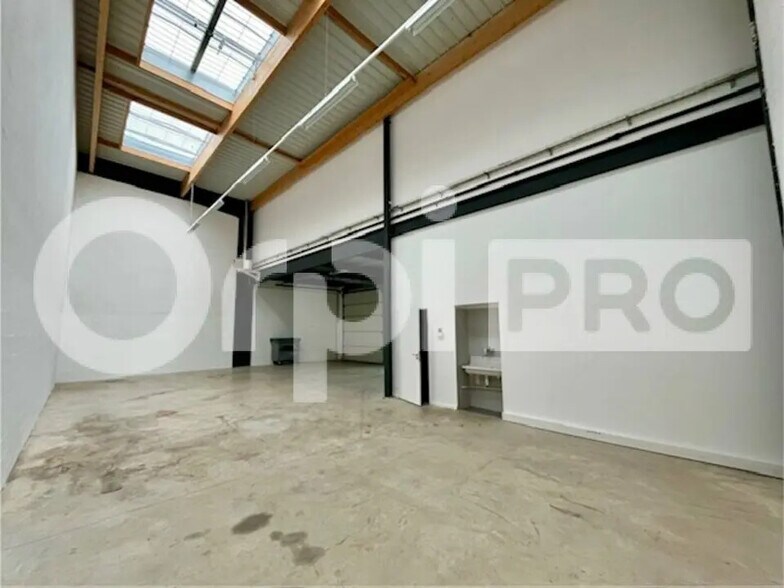 Flex in Lieusaint for lease - Interior Photo - Image 2 of 8
