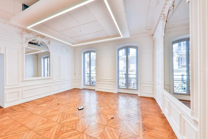 15-17 Rue De Bucarest, Paris for sale - Interior Photo - Image 3 of 5