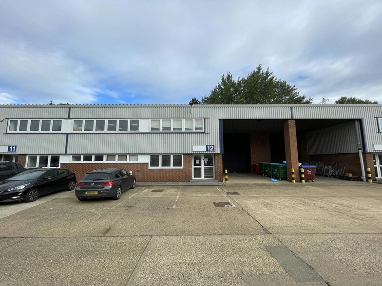 Farmbrough Clos, Aylesbury for lease - Building Photo - Image 3 of 39