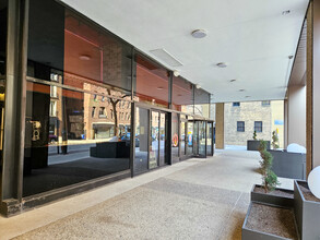 500 Davis St, Evanston, IL for lease Interior Photo- Image 2 of 7