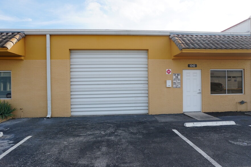 1042-1048 NE 44th St, Oakland Park, FL for lease - Building Photo - Image 3 of 23