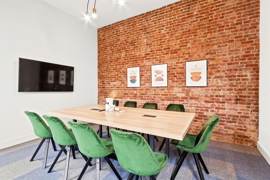 742-750 Manhattan Ave, Brooklyn, NY for lease - Interior Photo - Image 3 of 9