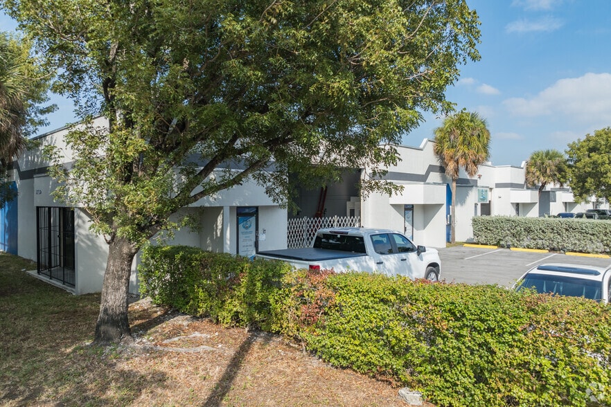 2699 W 79th St, Hialeah, FL for lease - Building Photo - Image 3 of 8