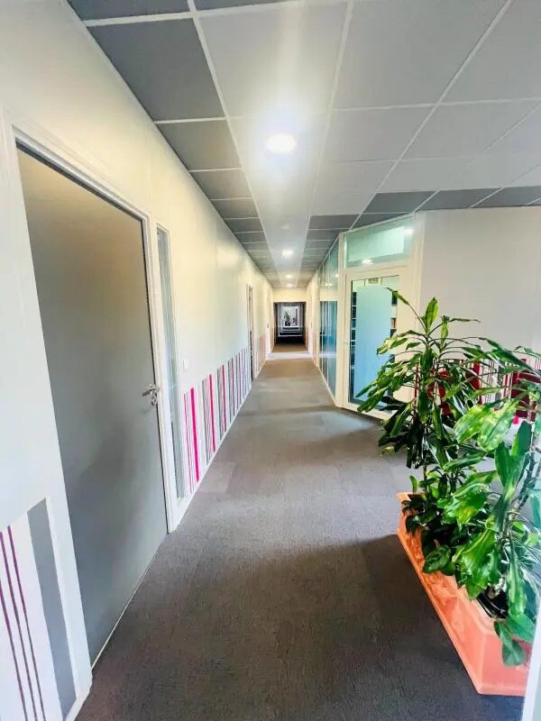 Office in Montigny-le-Bretonneux for sale Interior Photo- Image 1 of 8