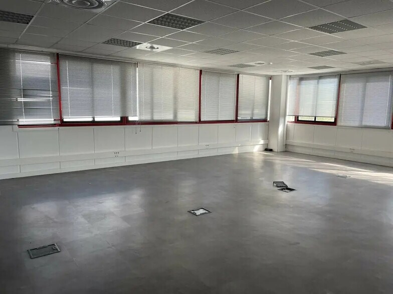 Office in La Ciotat for lease - Interior Photo - Image 3 of 9